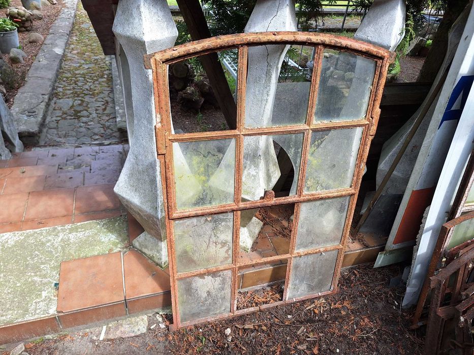 stare okno żeliwne góra uchylna