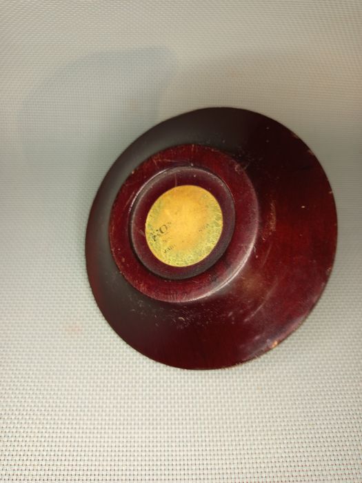 Zabytkowa zapalniczka Ronson z podstą mahoniową i rzeźbionym wzorem,