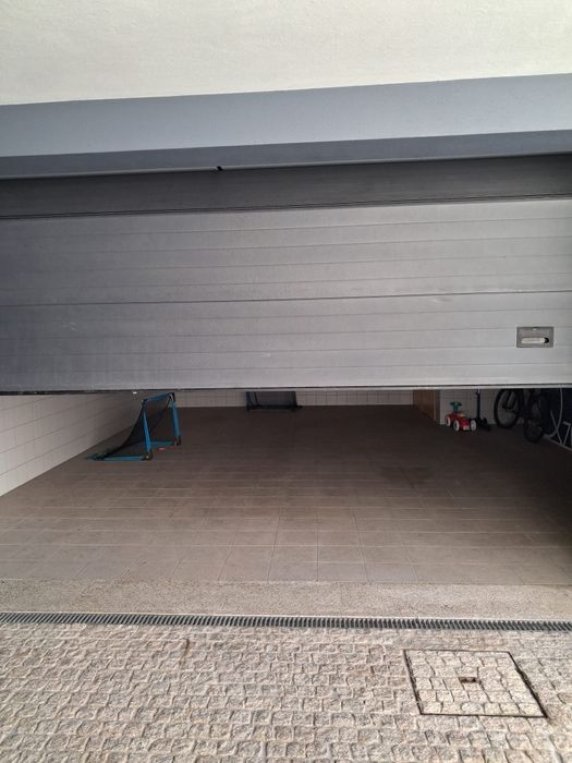 Sofisticada Moradia T5 Três Frentes - Maia