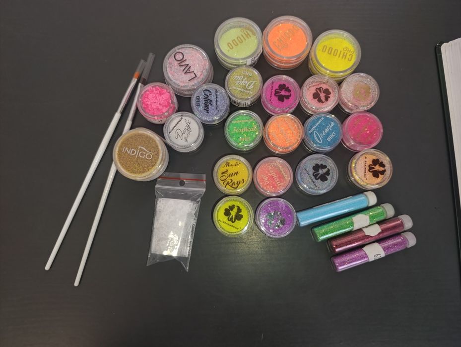 Pyłki brokaty pędzelki do paznokci