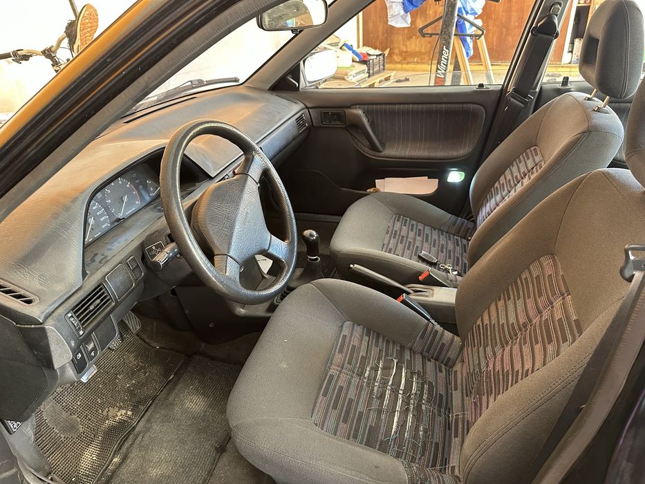 Mazda 323 1.3 a gasolina
