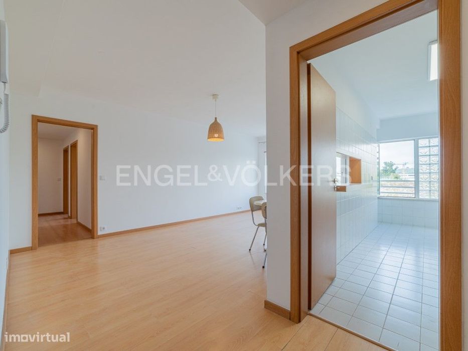 Espaçoso T2 com garagem e arrecadação