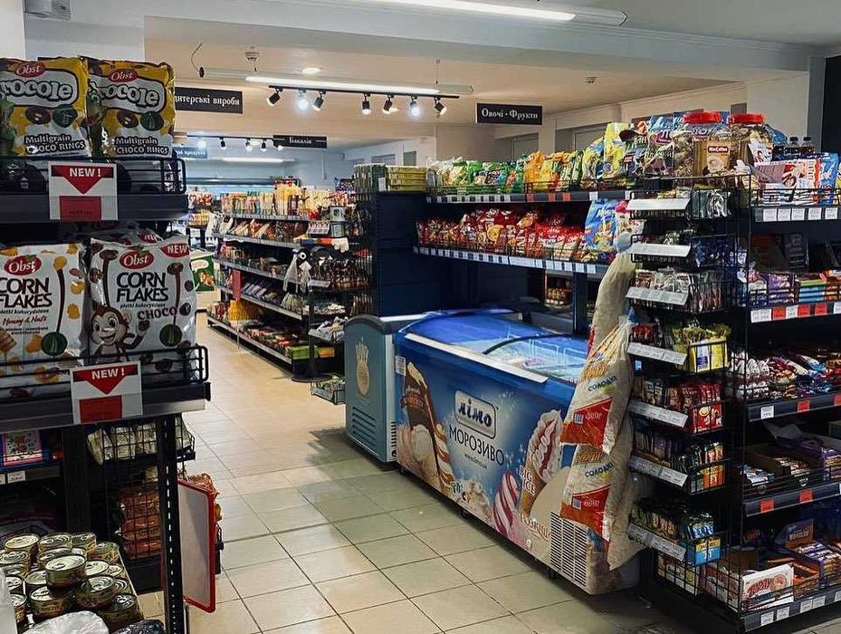 Стелажі для торгівлі (стелажі з гачками, касові зони, холодильники).