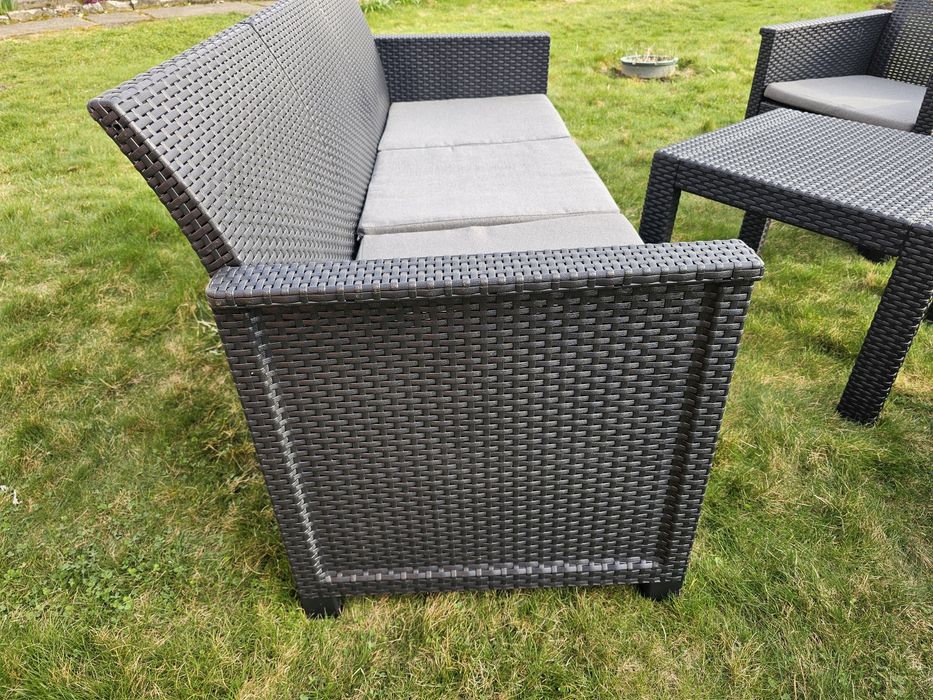 Садові крісла з ротангу