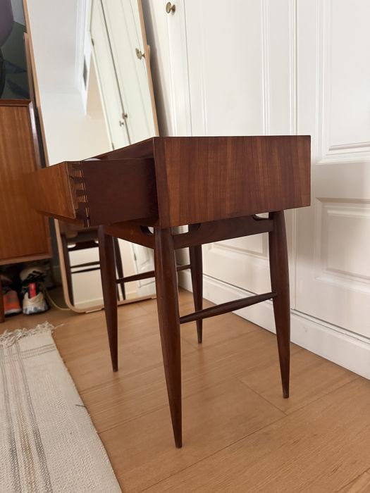 Mesa de cabeceira mid-century olaio