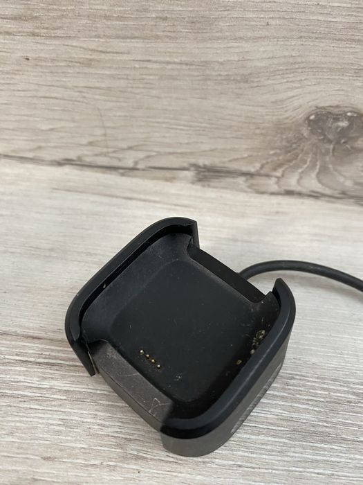 Smartwatch fitbit z stacja ładujaca