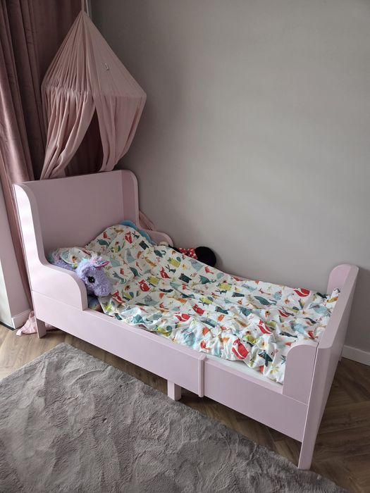 Jasnoróżowe łóżko rosnące z dzieckiem IKEA Busunge