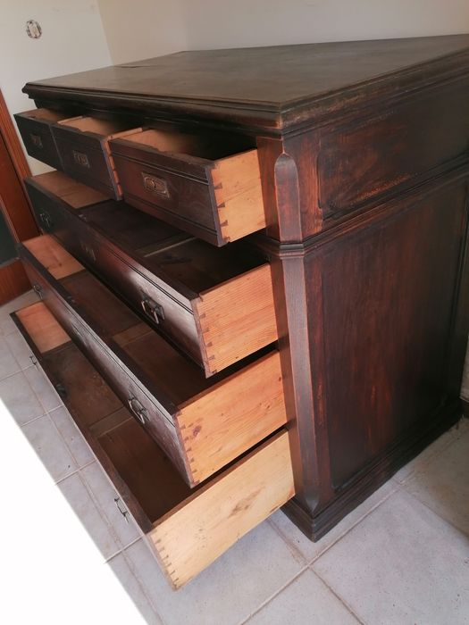 Cómoda antiga em madeira de castanho