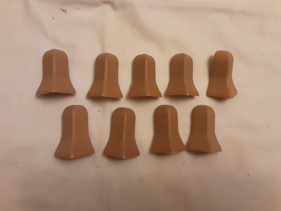 Уголки на пластиковые плинтуса  56 штук  новые