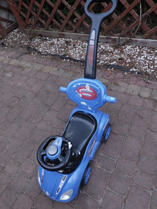 Samochodzik pchacz niebieski