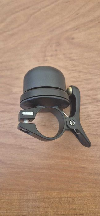 Dzwonek rowerowy z uchwytem i mocowaniem na Apple Airtag 22mm czarny