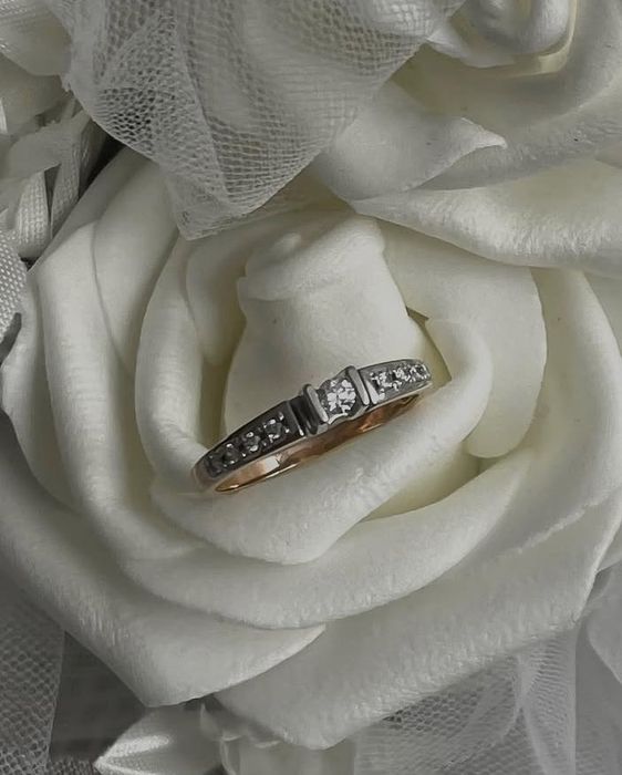 Каблучка золота зі вставками білого золота та діамантами