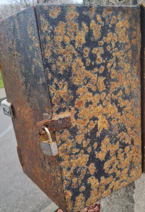 Металева розподільна скринька / електрощиток (б/у)