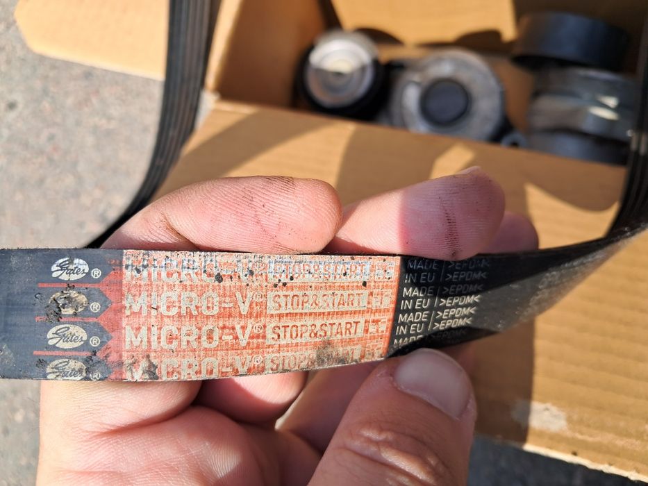 2 ролики з натяжними механізмами + ремінь генератора Пежо 508 2015р.