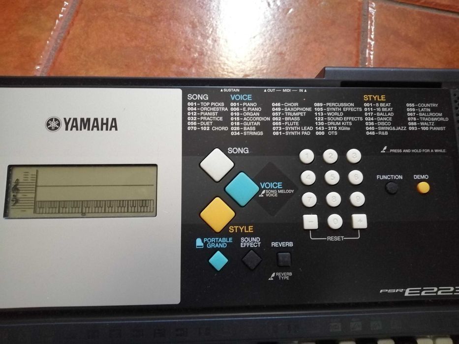 piano yamaha psr e223 c/ mala de transporte