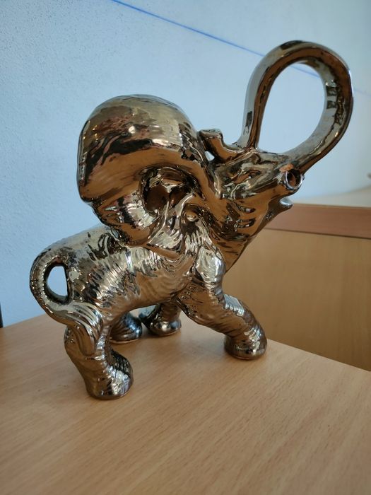 Conjunto de animais cor de bronze.