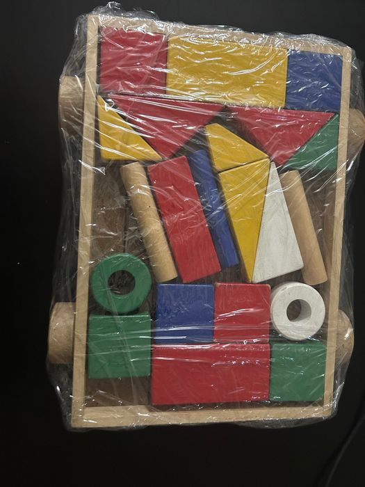 Carro de puxar com corda com formas de madeira.