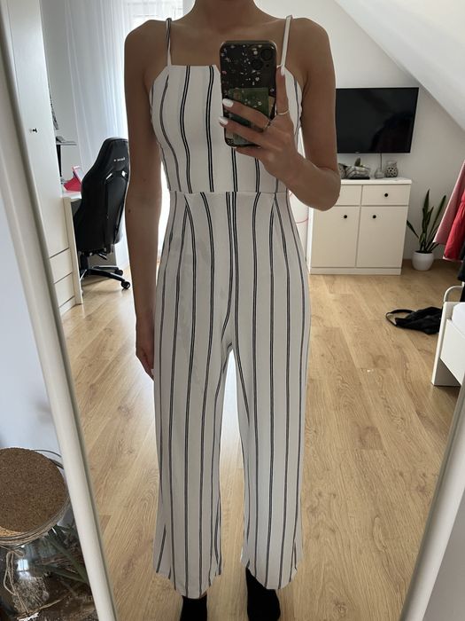 biały kombinezon na ramiączkach w czarne paski