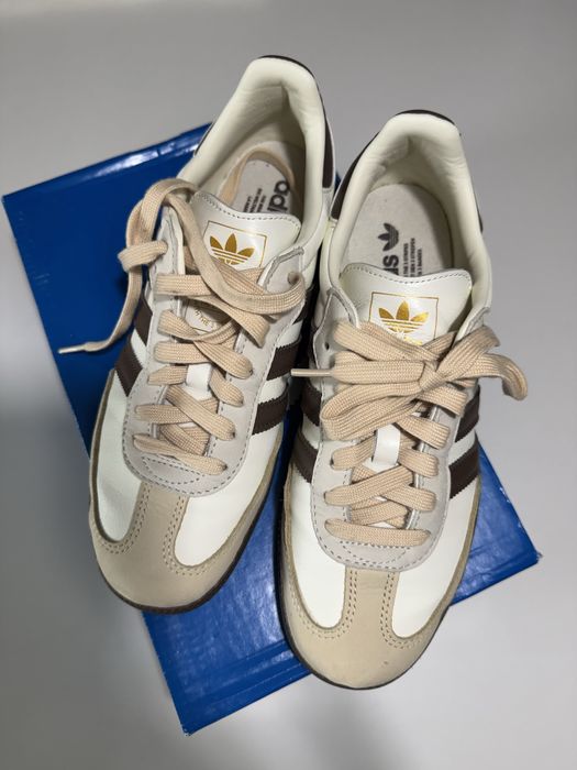 Tenis adidas samba castanho.