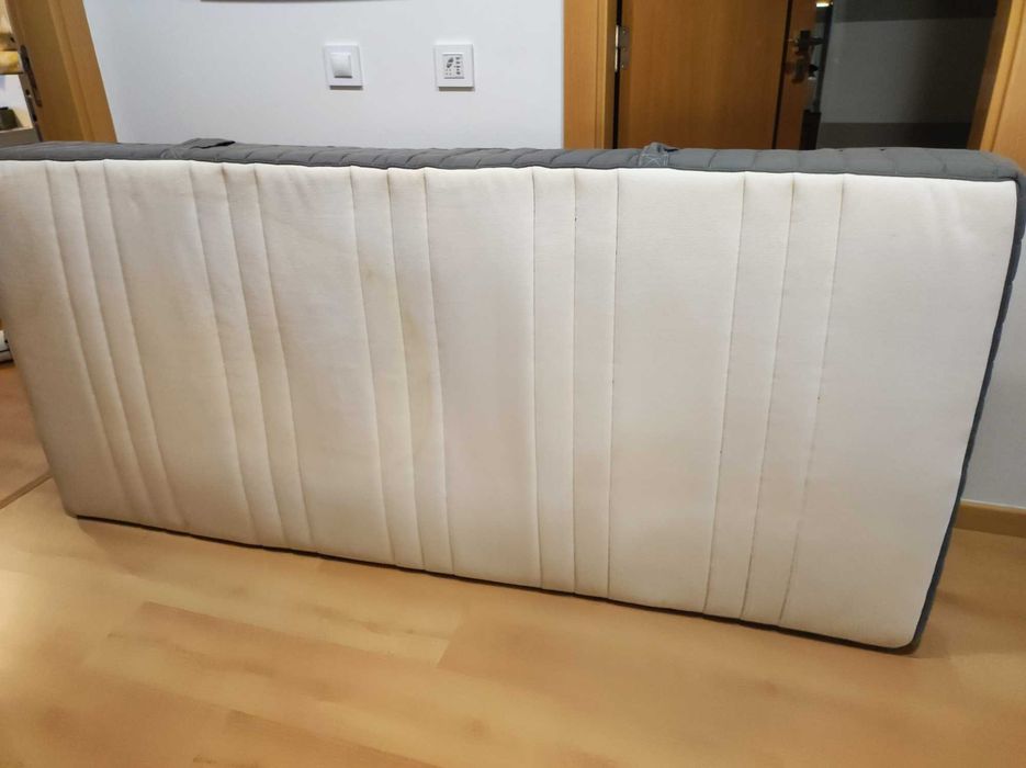 Colchão de molas (90x200) e estrado de madeira (90x200), Ikea