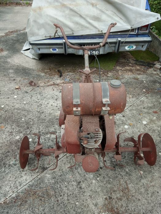 Motocultivador antigo a gasolina