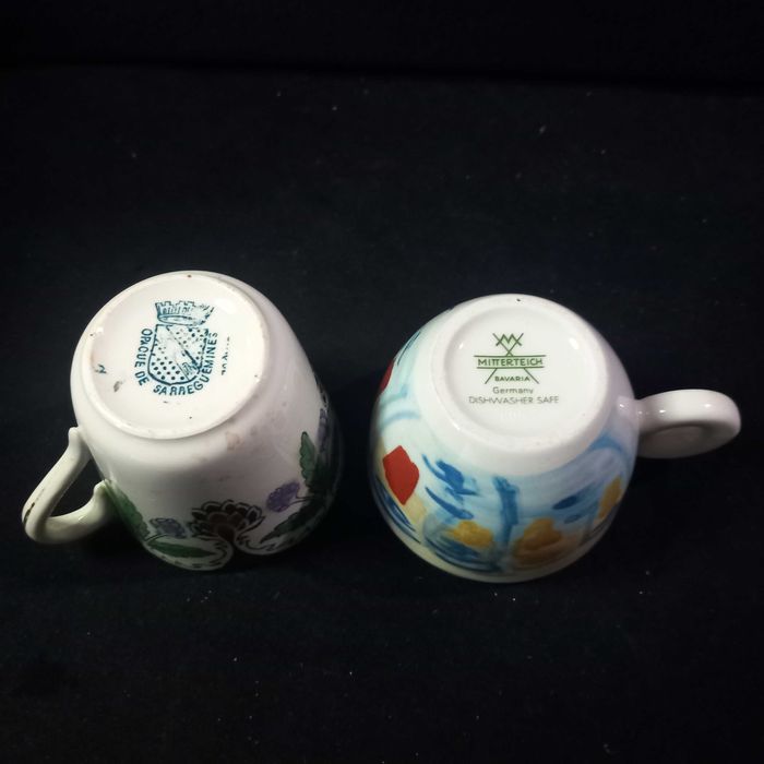 Duas chávenas sem pires