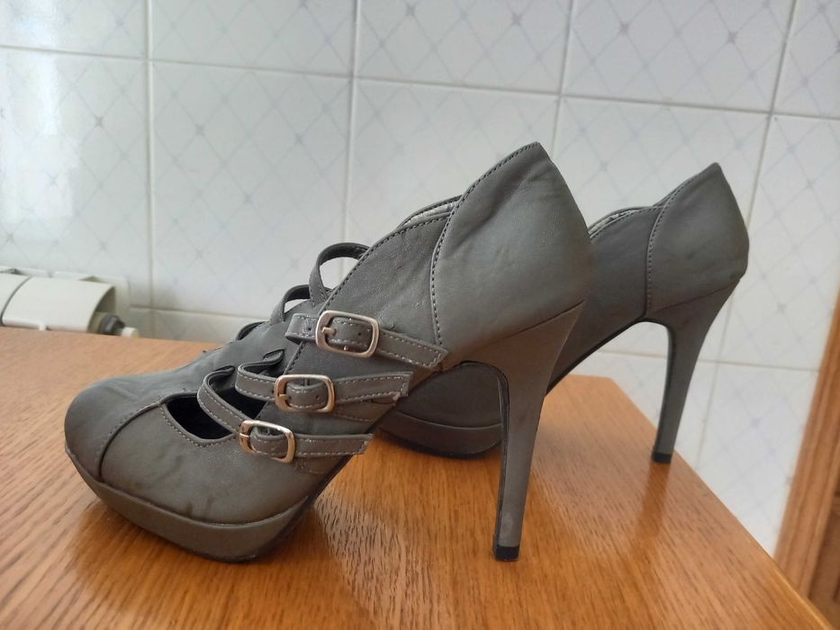 Botins de salto alto cinzentos