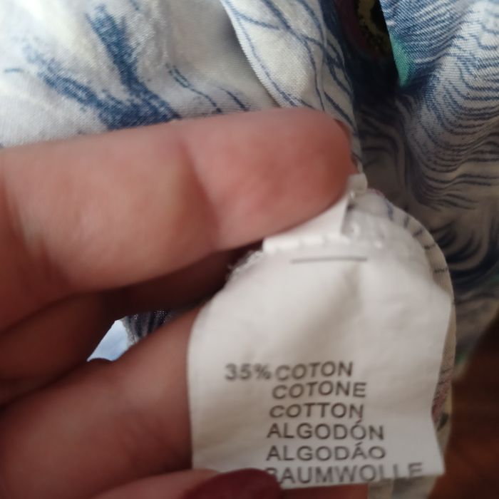 Sukienka w pawie pióra