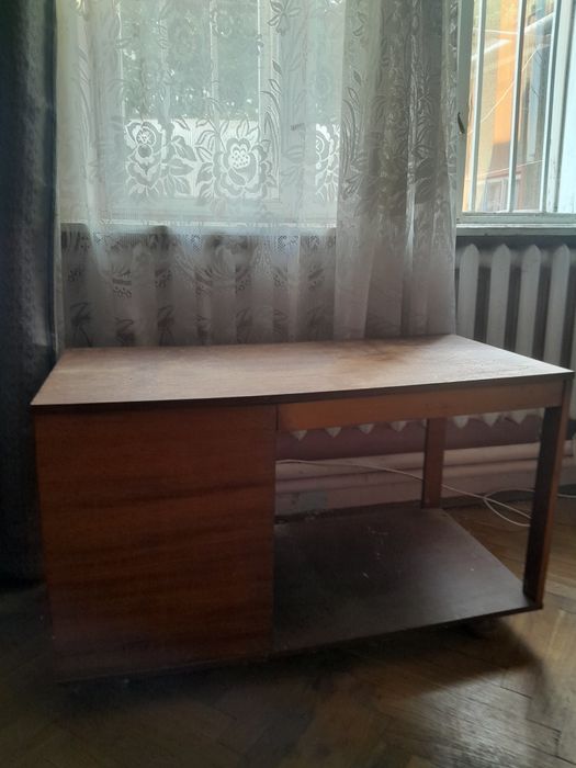 2 шкафа ,стол, тумбы,тумба с зеркалом ,тумбочки.