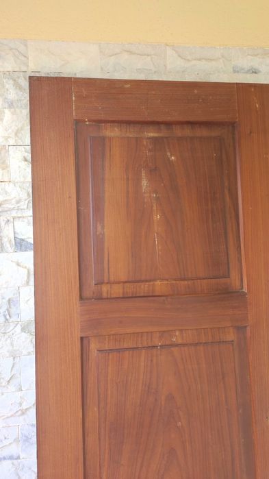 Portas de exterior em madeira maciça e portas de interior