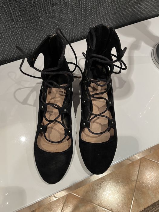Calcado de verao com salto preto