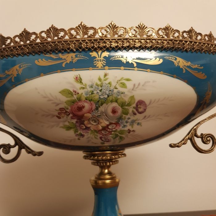 Taça antiga em porcelana
