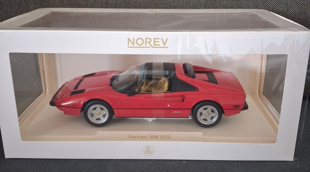 Ferrari 308 GTS MAGNUM model skala 1:18 Norev