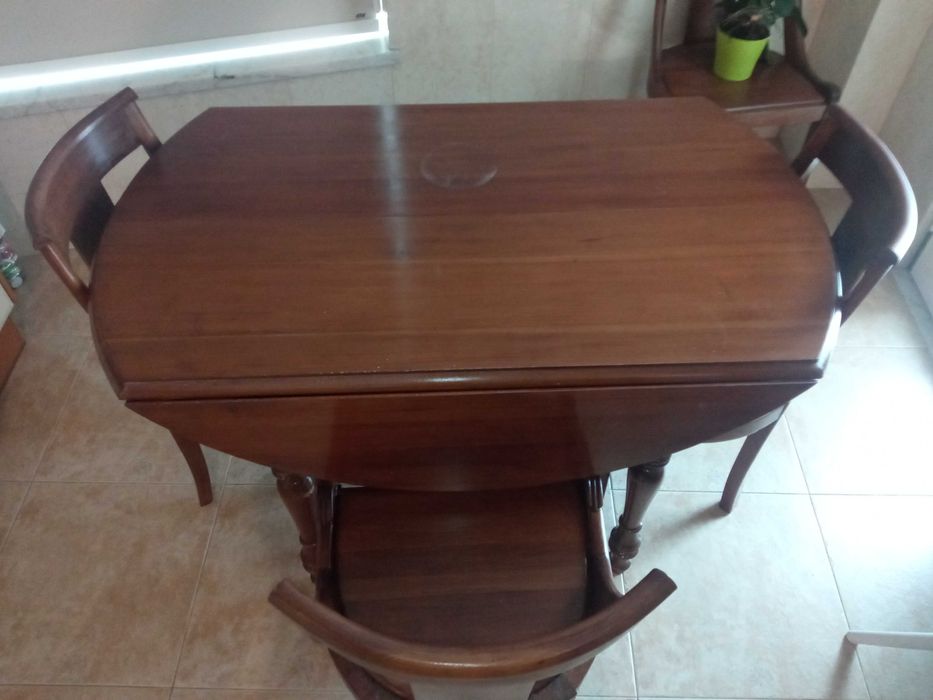 Mesa redonda extensivel com capacidade para 8 cadeiras. Apenas mesa.