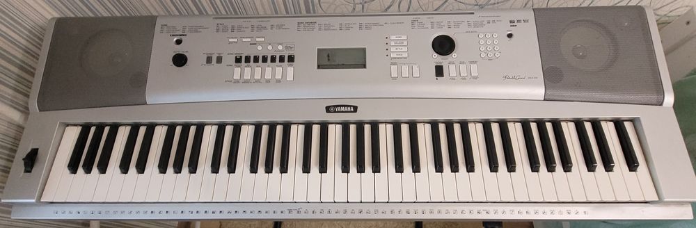 YAMAHA синтезатор