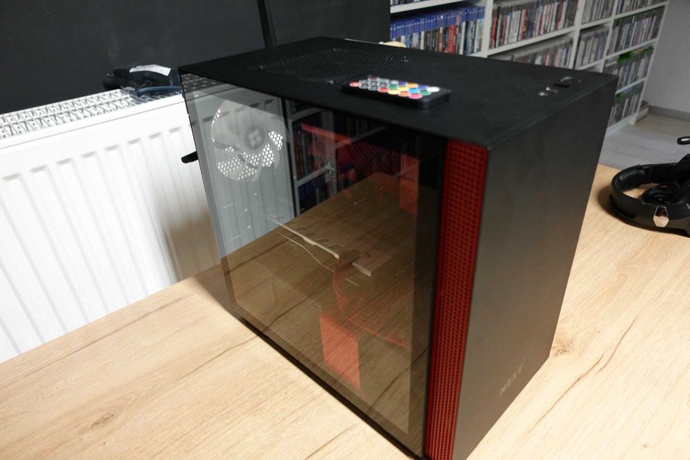 komputer PC  - mała jednostka w idealnym stanie