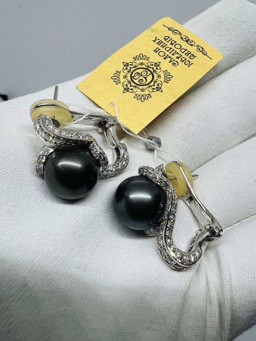 Золоті сережки з натуральними діамантами 3.56 карат та перлинами.