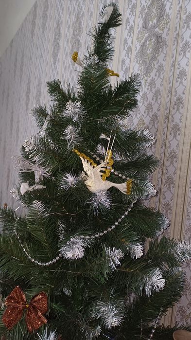 Штучна ялинка з засніженими гілочками.