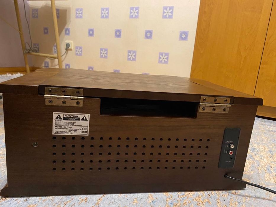 Вініловий програвач / стереосистема в ретро стилі