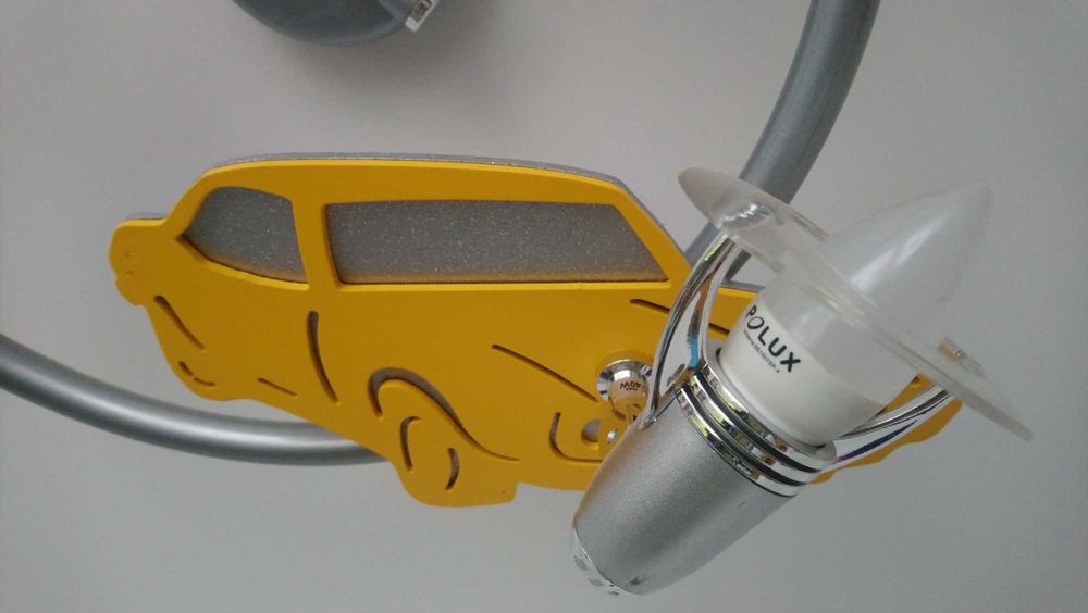 Lampa sufitowa z samochodami do pokoju chłopca z żarówkami.