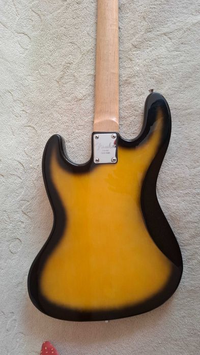 Gitara basowa z usa