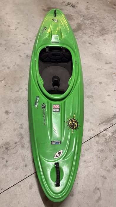 Kayak de iniciaçāo ou até para águas bravas, mais pagaia carbono