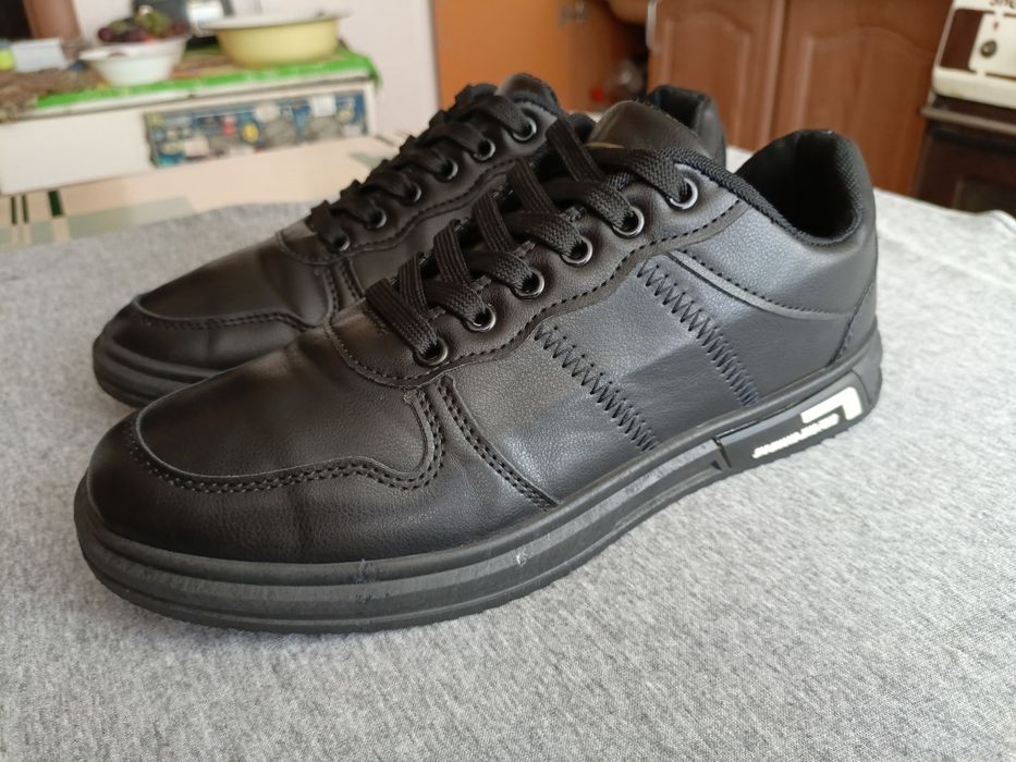 Продам демисезонные кроссовки