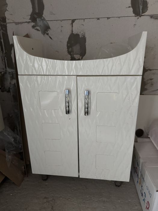 Тумба під раковину з раковиною.