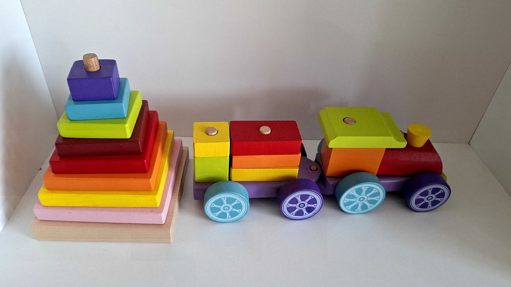 Cubika pociąg i piramida drewniana