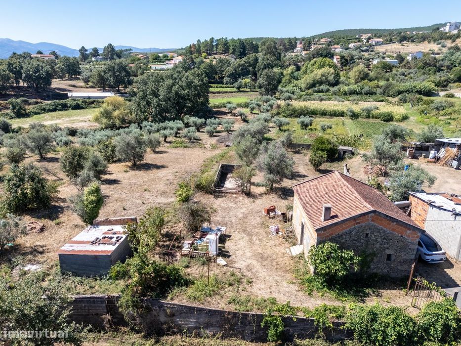 Moradia em pedra isolada com piscina e jardim