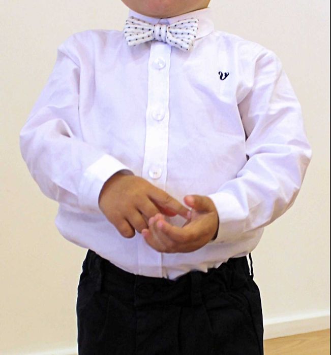 Camisa, laço e calção de criança