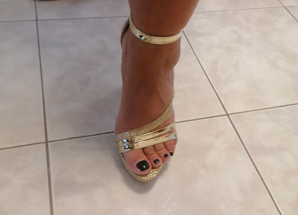 Sandália de plataforma douradas NOVAS