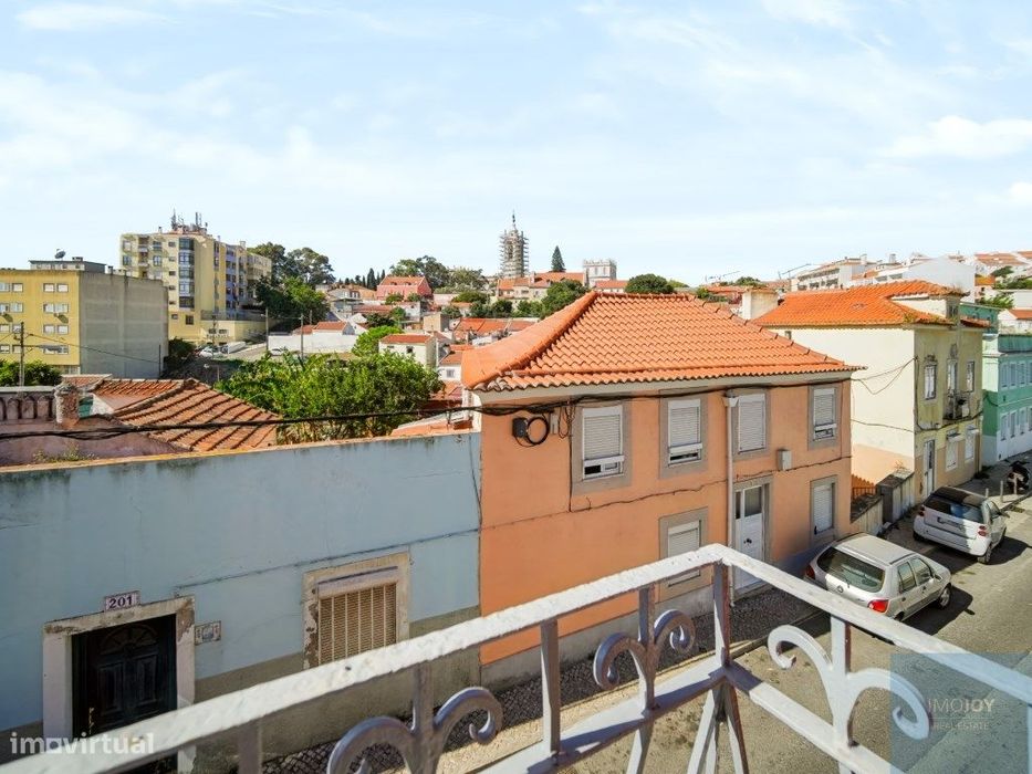 Apartamento T2 Remodelado com Terraço Privativo na Ajuda em Lisboa