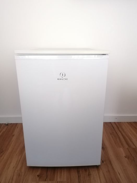 Arca congeladora vertical Indesit